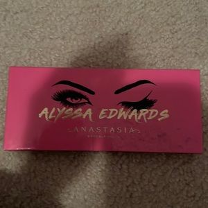 Alyssa edwards anastasia Beverly Hills eyeshadow